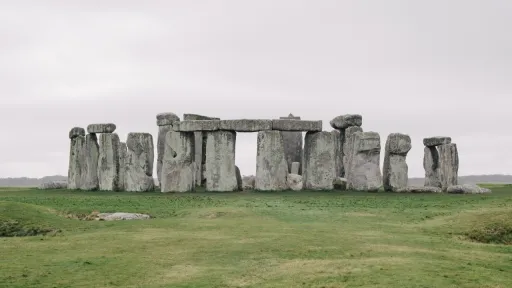 famous stonehenge united kingdom cloudy sky